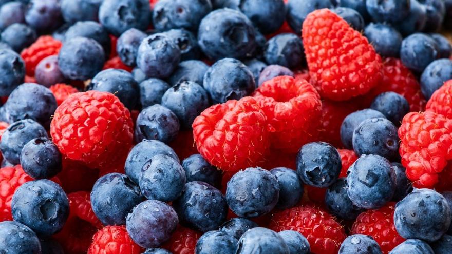 Himbeeren und Heidelbeeren
