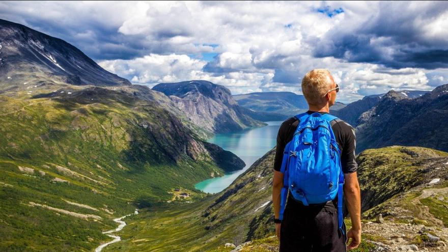 Mann blickt auf See, Berge, wandern, Natur