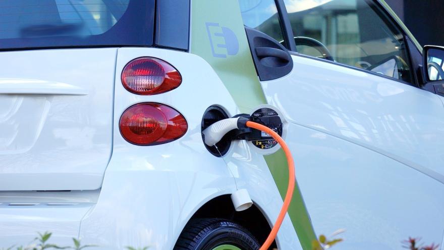 Elektroauto an Ladestation