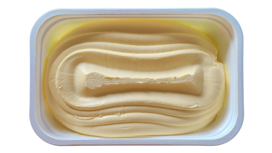 Margarine in einem Plastikbecher