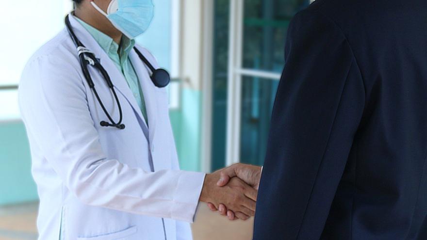 Arzt schüttet Patienten Hand