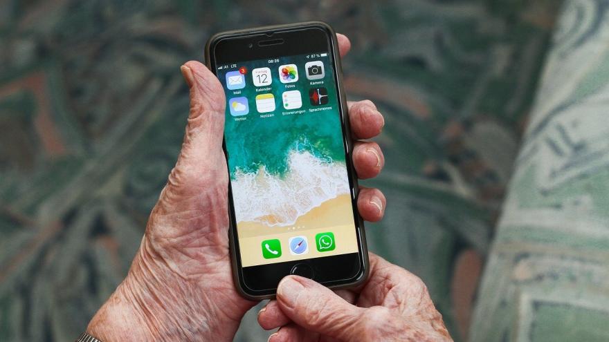 Iphone in den Händen einer Seniorin