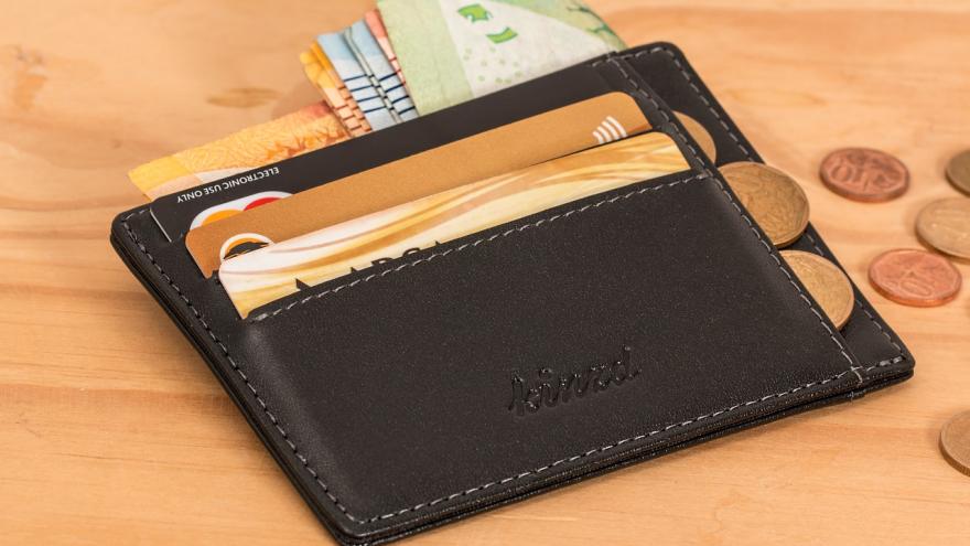 Geldbörse mit Bargeld und Kreditkarten