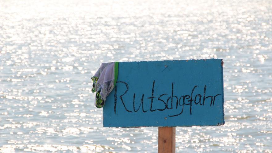 Trügerisch: das Wasser ist noch nicht gefroren, aber die Straßen schon
