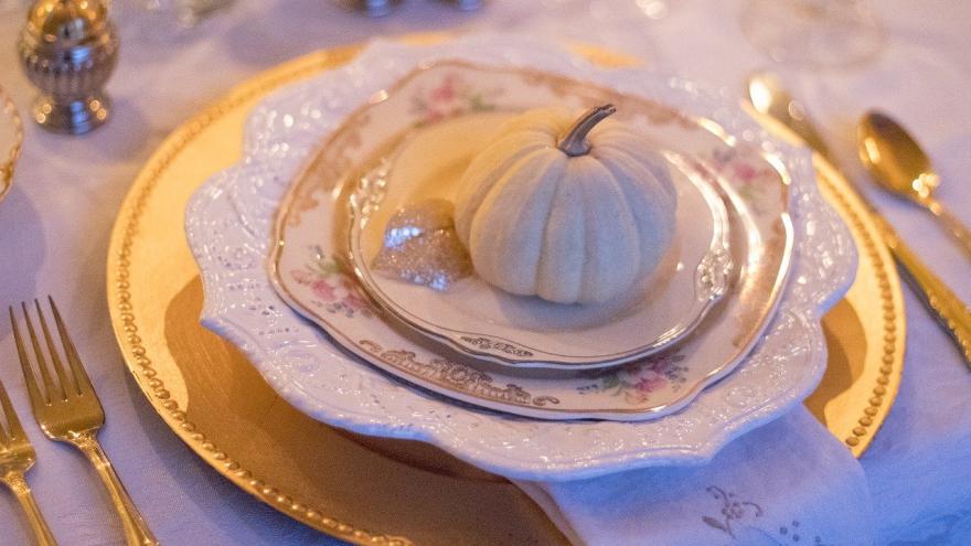 Goldener Teller goldene Gabel goldenes Messer Luxus Dessert