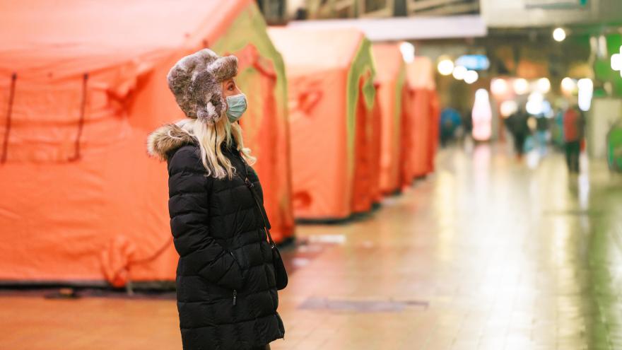 Ukrainische Frau in Flüchtlingslager
