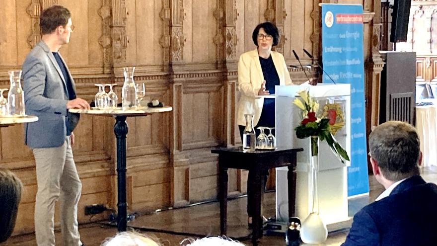 Claudia Bernhard und Felix Krömer im Rathaus