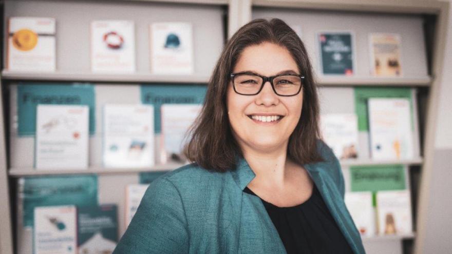 Dr. Annabel Oelmann