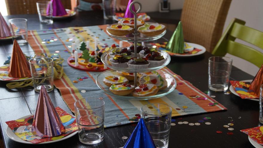 Gedeckter Tisch für einen (Kinder-)Geburtstag