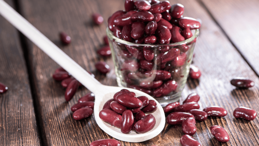 Kidneybohnen im Glas und auf einem Löffel