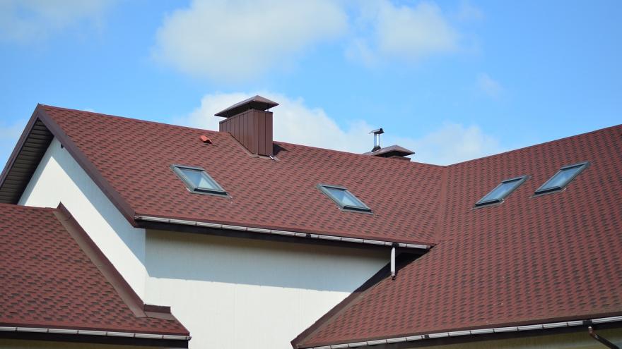 haus im sommer bei hitze dach