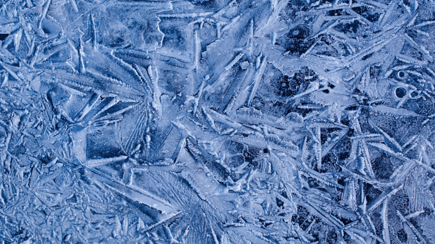 Eiskristalle in verschiedenen Größen und Formen.