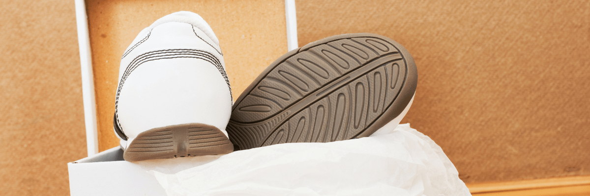 Sportschuhe liegen in einem Karton