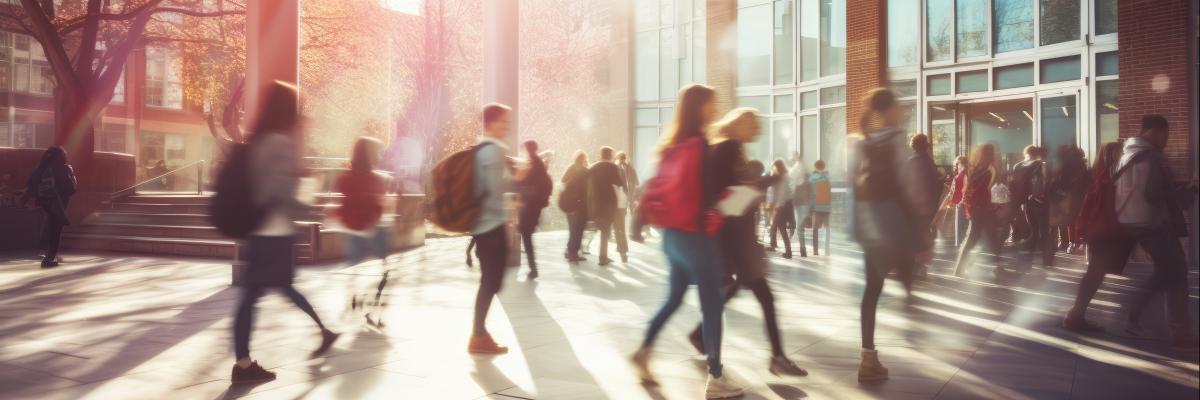 Studierende laufen auf Uni Campus