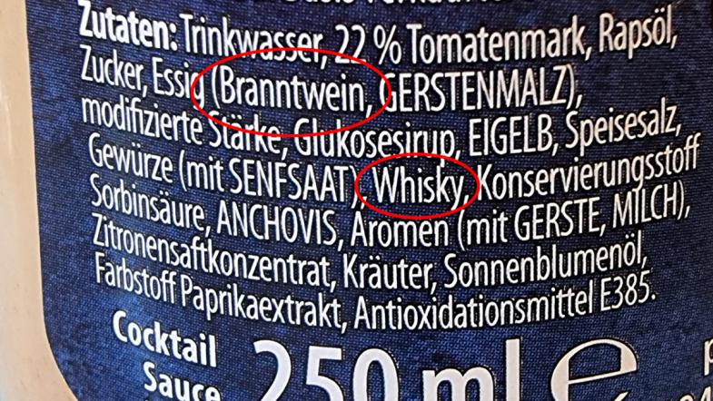 Zutatenliste einer Cocktailsauce-Flasche mit Kreisen um die Begriffe Branntwein und Whisky