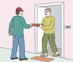 Ein Mensch überreicht ein Paket an der Tür.