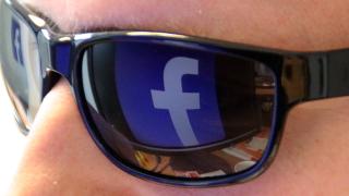 Sonnenbrille mit Facebook-Logo