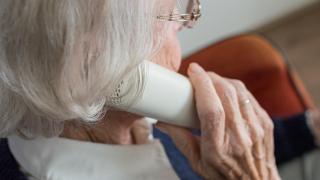 Seniorin telefoniert
