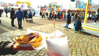 Schmalzkuchen vor Freimarktkulisse