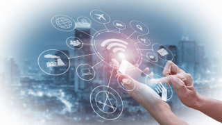 Digitales Hintergrund mit Handy in der Hand