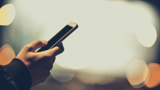 Person, die Smartphone in der Hand hält