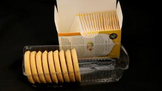 Mogelpackungen: Halbleere Shortbread- und Teepackung.