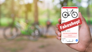 Smartphone, auf dem ein Fahrrad-Fakeshop aufgerufen ist