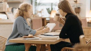 Frauen diskutieren über Finanzen
