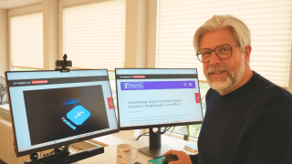  Marcus Wewer, Vorstand der Verbraucherzentrale Bremen, trägt sich ins Klageregister gegen Facebook ein. 