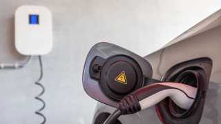 Ein Elektroauto lädt an einer Wallbox.