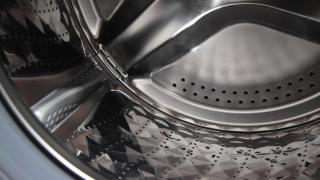 Foto einer leeren Wäschetrommel in einer Waschmaschine