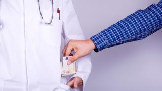 Patient steckt Arzt Geld in die Tasche