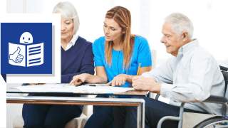 Zwei Senioren mit junger Frau über Dokumenten