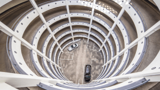 Das Innere eines spiralförmigen Parkhauses aus der Vogelperspektive.