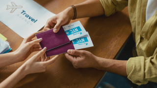 Reisepässe mit Flugtickets werden ausgehändigt.