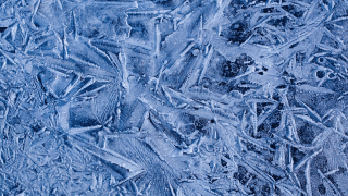 Eiskristalle in verschiedenen Größen und Formen.