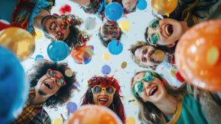 Verkleidete Leute feiern Karneval