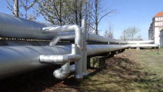 Fernwärme-Leitungen in einem Wohngebiet