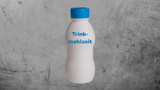Eine weiße Plastikflasche mit blauem Deckel und der Aufschrift „Trinkmahlzeit“